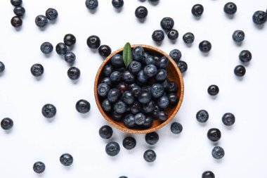 Gri arka planda taze yaban mersinli kase