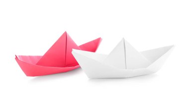 Beyaz arka plan üzerinde renkli origami tekneler