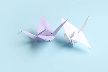 Mavi arkaplanda Origami kuşu ve turna kuşu