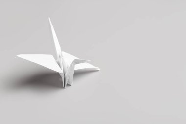 Gri arkaplanda Origami vinci