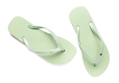 Beyaz arka planda yeşil kadın terlikleri
