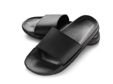 Beyaz arka planda siyah kadın terlikleri