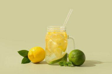 Limonlu ve nane aromalı lezzetli limonata kavanozu