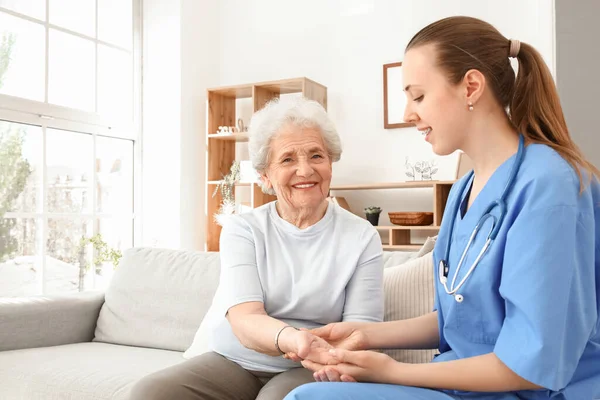 Senior Woman Female Caregiver Holding Hands Home — Stock Photo, Image