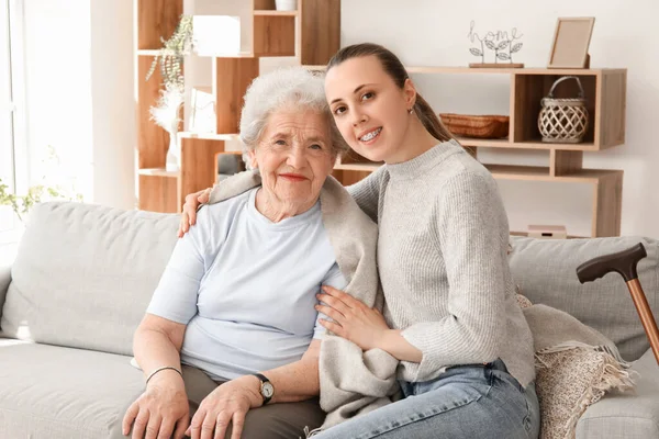 Senior Woman Her Granddaughter Sitting Sofa Home — Stock Photo, Image