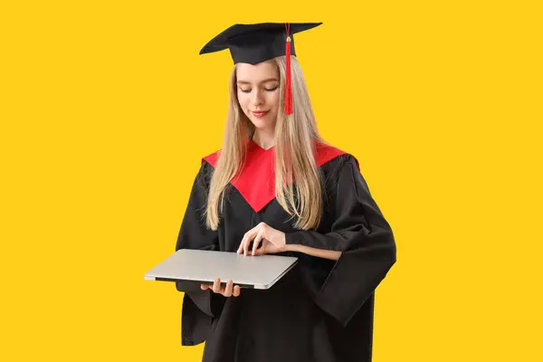 Sarı Arka Planda Dizüstü Bilgisayarı Olan Kız Öğrenci — Stok fotoğraf