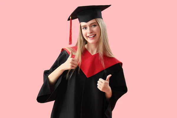 Женщина Аспирантка Показывает Большой Палец Вверх Розовом Фоне — стоковое фото