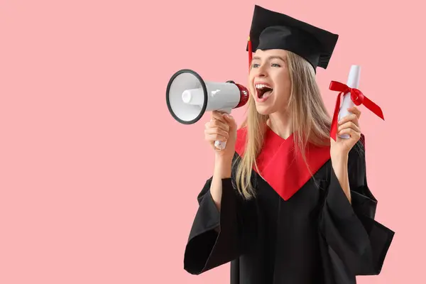 ピンクの背景でメガフォンに叫ぶ卒業証書を持つ女性の大学院生 — ストック写真