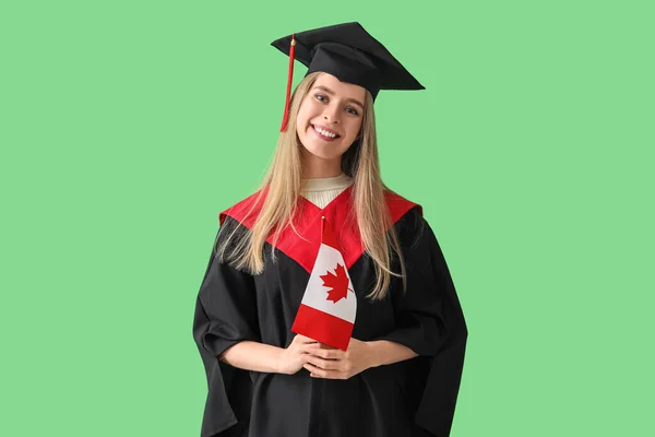 Žena Postgraduální Student Kanadskou Vlajkou Zeleném Pozadí — Stock fotografie