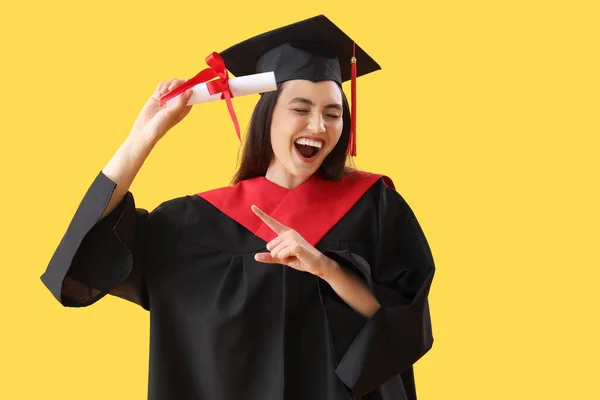 Kobieta Absolwentka Dyplomem Żółtym Tle — Zdjęcie stockowe