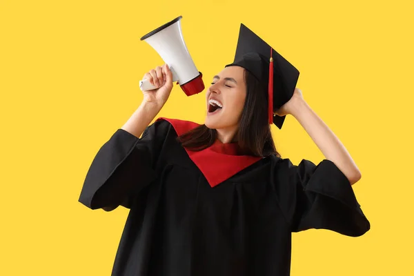 Γυναίκα Απόφοιτος Φοιτητής Φωνάζοντας Μεγάφωνο Κίτρινο Φόντο — Φωτογραφία Αρχείου