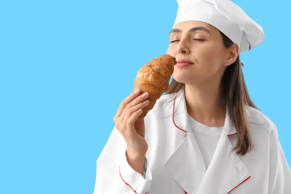 Chef Feminino Com Croissant Saboroso Fundo Azul — Fotografia de Stock