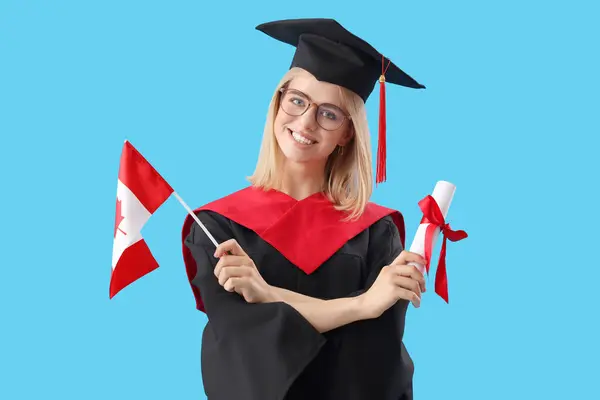 Γυναίκα Μεταπτυχιακός Φοιτητής Δίπλωμα Και Σημαία Καναδά Μπλε Φόντο — Φωτογραφία Αρχείου