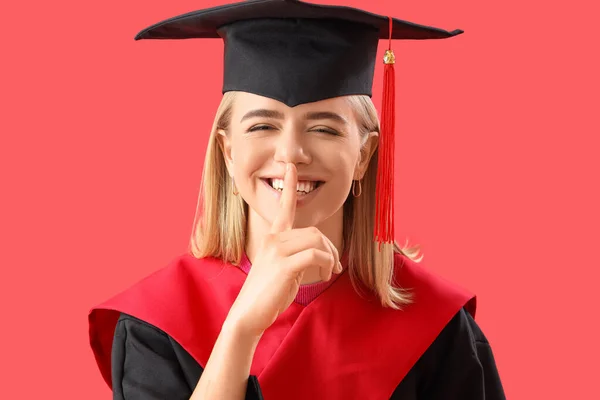 Γυναίκα Απόφοιτος Φοιτητής Δείχνει Χειρονομία Σιωπής Στο Κόκκινο Φόντο Closeup — Φωτογραφία Αρχείου