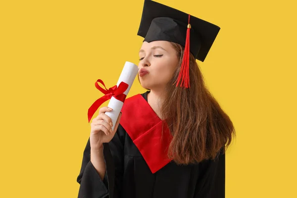 Žena Postgraduální Student Diplom Foukání Polibek Žlutém Pozadí — Stock fotografie