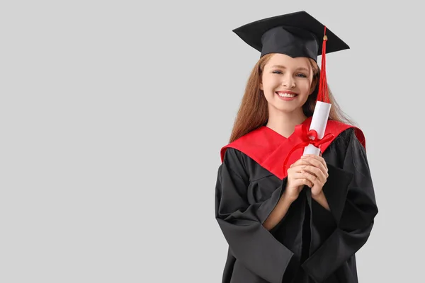Estudante Pós Graduação Com Diploma Fundo Cinza — Fotografia de Stock