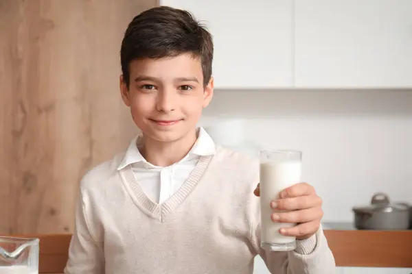 Mały Chłopiec Szklanką Mleka Kuchni Zbliżenie — Zdjęcie stockowe