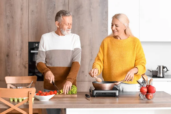 Äldre Par Matlagning Köket — Stockfoto
