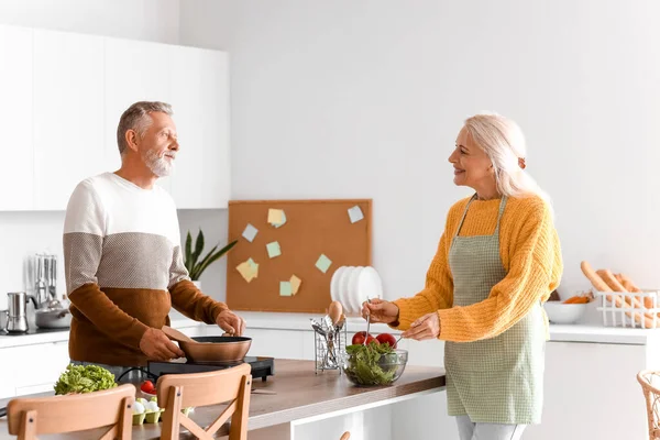 Mature Couple Cooking Kitchen — Stock Photo, Image