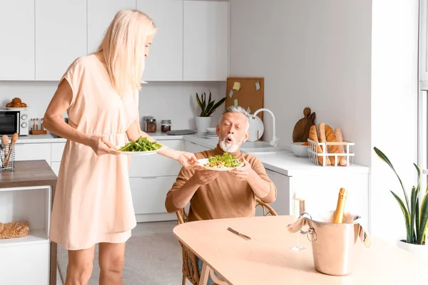 Stock image Mature couple having dinner in kitchen