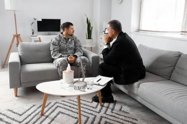 Olgun psikolog görevde askerle çalışıyor.