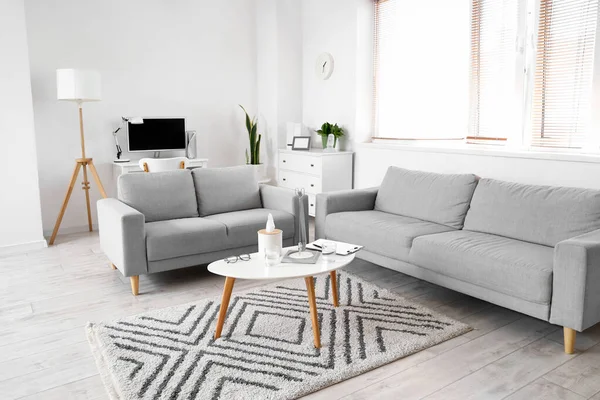 Masası ve kanepesi olan bir psikolog ofisi.