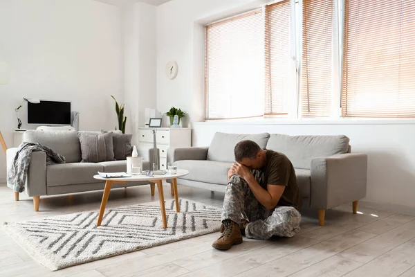 Psikologun ofisinde olgun bir asker.