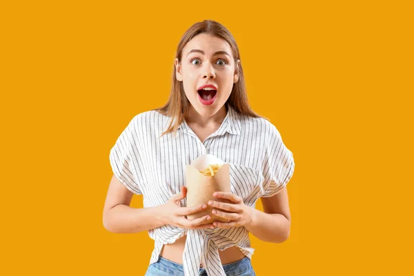 Mooie Geschokte Jonge Vrouw Met Pak Frites Gele Achtergrond — Stockfoto