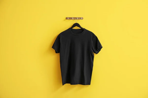 Elegante Camiseta Preta Pendurada Fundo Amarelo — Fotografia de Stock