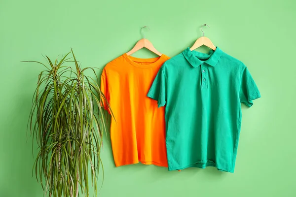 Stijlvolle Shirts Hangend Groene Achtergrond — Stockfoto