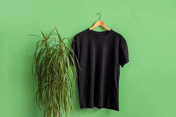 Stijlvol Zwart Shirt Hangend Groene Achtergrond — Stockfoto