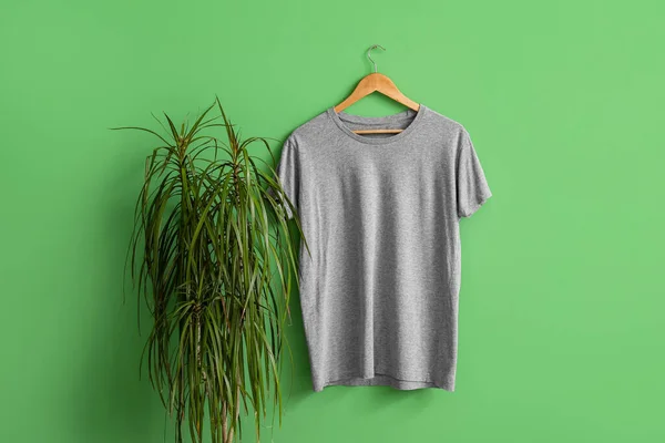 Stijlvol Grijs Shirt Hangend Groene Achtergrond — Stockfoto