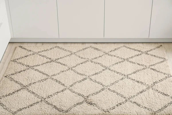 Mutfakta yerde yumuşak halı var.