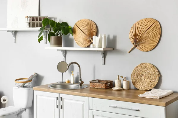 Seramik klozetli, lavabolu ve gösterişli tuvaletlerin olduğu ışık tuvaleti.