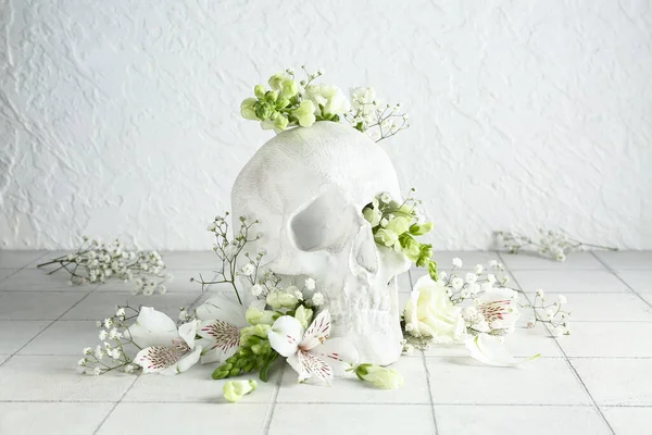 Crânio Humano Com Diferentes Flores Bonitas Mesa Azulejo Branco — Fotografia de Stock