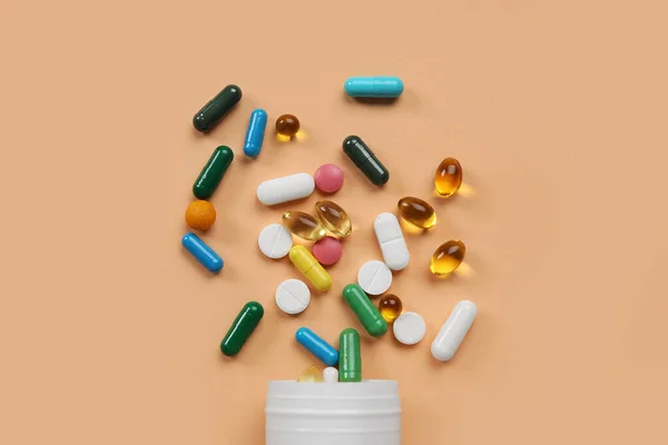 Vaso Con Diverse Pillole Sparse Sfondo Arancione — Foto Stock