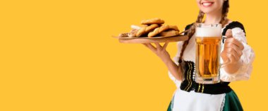 Ekim Festivali garsonu elinde bira ve atıştırmalıklarla sarı arka planda mesaj için yer ayırmış.