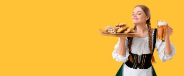 Güzel Ekim Festivali garsonu, bira ve atıştırmalıklarla sarı arka planda mesaj için yer var.