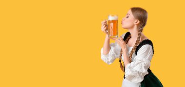 Güzel Ekim Festivali garsonu sarı arka planda bir kupa bira tutuyor ve mesaj için yer var.