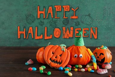 Yaratıcı balkabakları, kurabiyeleri ve şekerlemeleri olan Cadılar Bayramı tebrik kartı