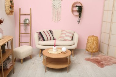 Beyaz kanepe, kahve masası ve sehpası olan bir oturma odası.