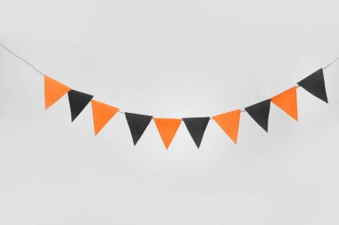 Cadılar Bayramı kutlamaları için beyaz arka planda kağıt bayraklardan yapılmış çelenkler.