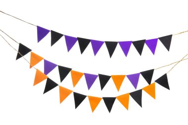 Cadılar Bayramı kutlamaları için beyaz arka planda kağıt bayraklardan yapılmış çelenkler