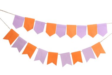 Cadılar Bayramı kutlamaları için beyaz arka planda kağıt bayraklardan yapılmış çelenkler