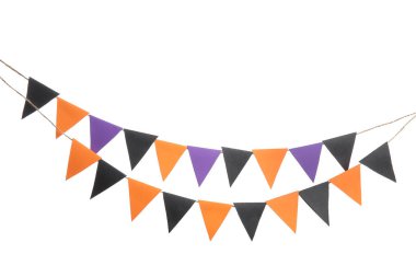 Cadılar Bayramı kutlamaları için beyaz arka planda kağıt bayraklardan yapılmış çelenkler