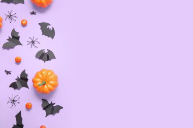 Balkabaklarıyla, yarasalarla ve mor arkaplandaki örümceklerle kompozisyon. Cadılar Bayramı konsepti