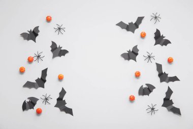 Beyaz arka planda balkabakları, kağıt yarasalar ve örümceklerle kompozisyon. Cadılar Bayramı konsepti