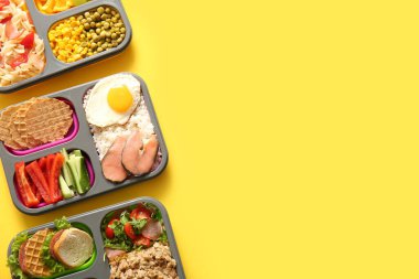 Sarı arka planda farklı lezzetli yemekleri olan beslenme çantaları.