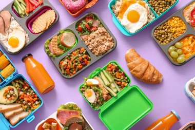 Leylak arka planında farklı lezzetli yemekleri olan birçok beslenme çantası.