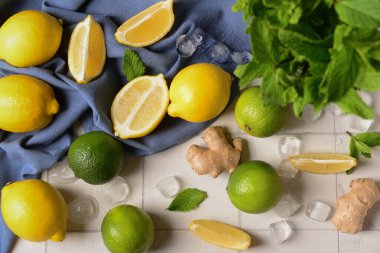 Beyaz fayanslı taze limonata hazırlamak için farklı malzemeler.